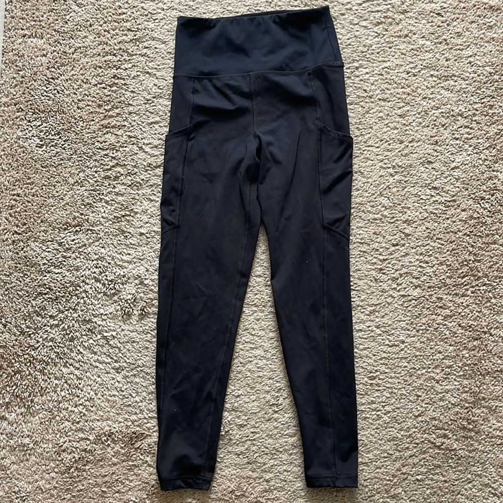 Small short American Eagle leggings with pockets.